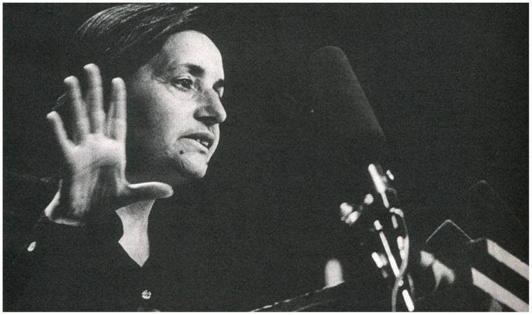 Direncin şairi; Gülten Akın!