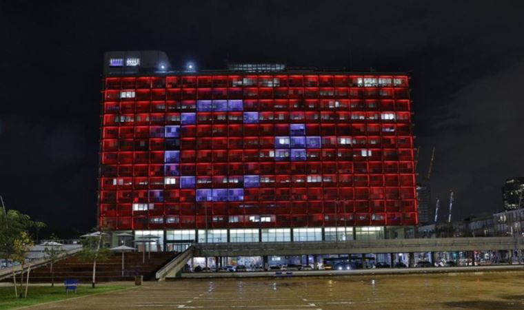 Tel Aviv Belediyesi binasında Türk bayrağı