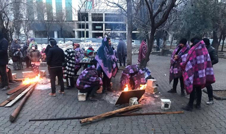 Kahramanmaraş merkezli büyük deprem... Enkaz bölgesinde ateş başında sabahladılar