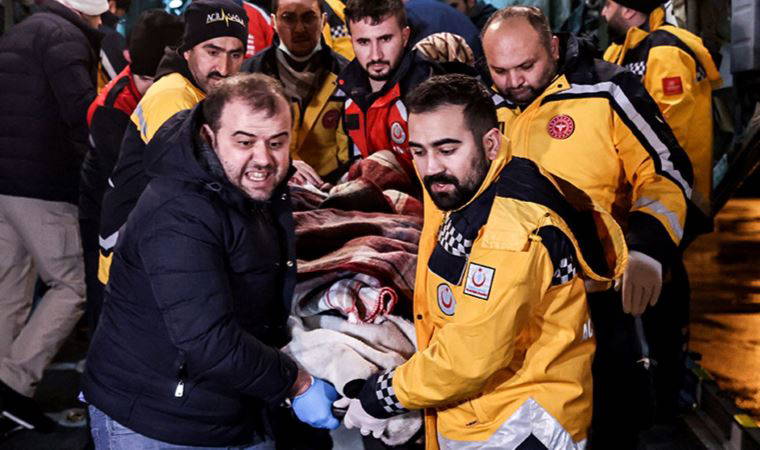 Deprem bölgesinden getirilen yaralılar İstanbul'a sevk edildi