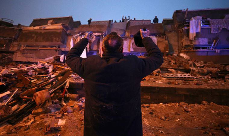 Kahramanmaraş depreminde 2. gün: Enkaz başında umutlu bekleyiş