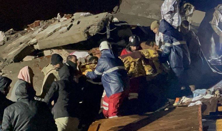 Gaziantep'te depremden 30 saat sonra aynı aileden 2 kişi kurtarıldı