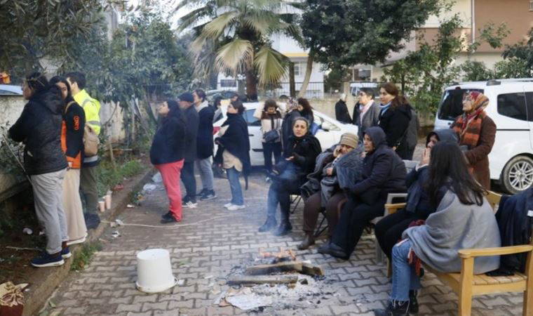 En acı bekleyiş: Kızlarının yanına gitmişti, eşi enkaz altında kaldı