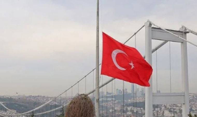 Kahramanmaraş depreminin ardından... İstanbul'da bayraklar yarıya indirildi