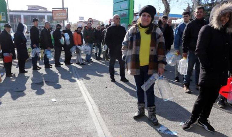 Kahramanmaraş merkezli büyük deprem... Depremzedeler saatlerce akaryakıt kuyruğunda bekliyor