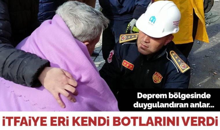 Kahramanmaraş'ta duygulandıran anlar... İtfaiye eri enkazdan çıkardıkları yaşlı adama kendi botlarını verdi: 'Peki sen ne yapacaksın?'