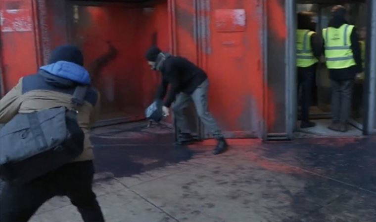 Fransa'da çevreci aktivistler Total binasını hedef aldı