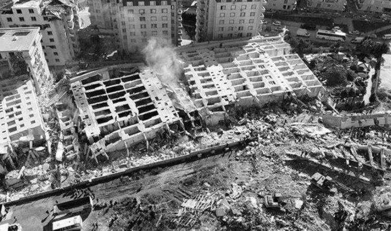 Depremde yıkılan binaların müteahhitlerine ruhsat verenler hakkında suç duyurusu