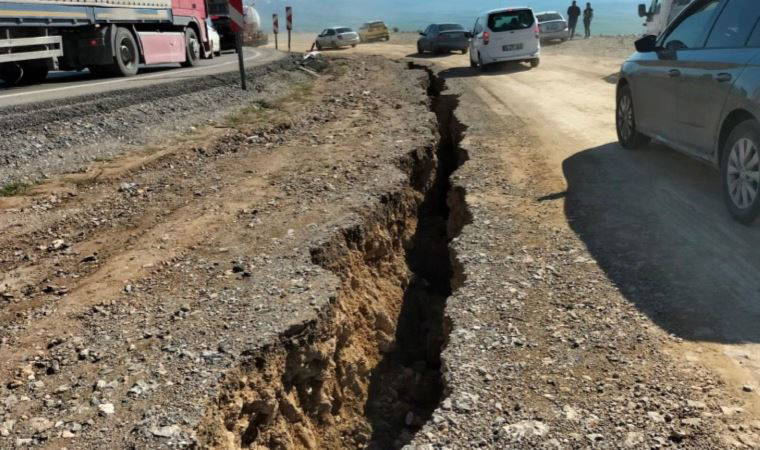 Kahramanmaraş depreminde yol yarıldı, araç içine düştü!
