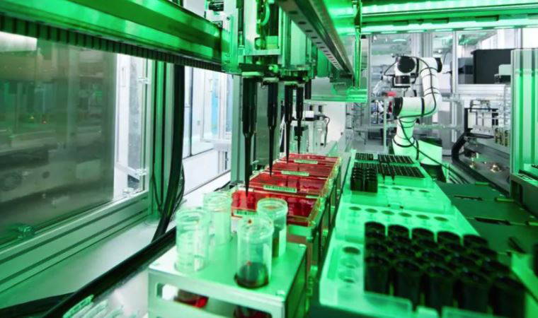 Yapay zeka ile tasarlanmış ilk Kovid-19 ilacının klinik denemeleri başladı