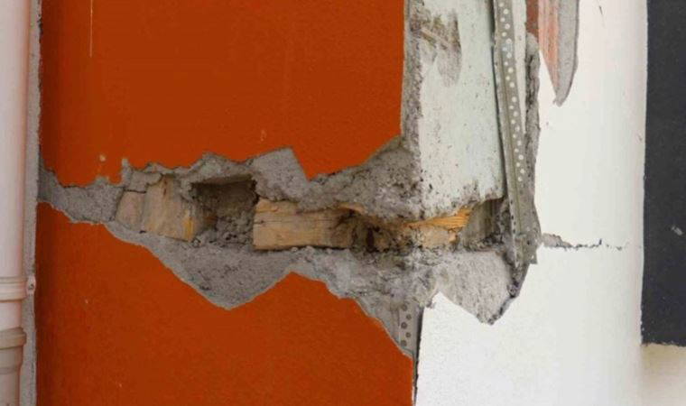 4 yıllık binanın kolon ve kiriş aralarından tahta parçaları çıktı