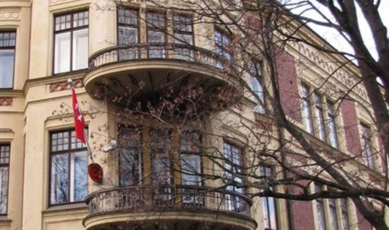 Türkiye'nin Helsinki Büyükelçiliği önünde Erdoğan'ın fotoğrafı yakıldı