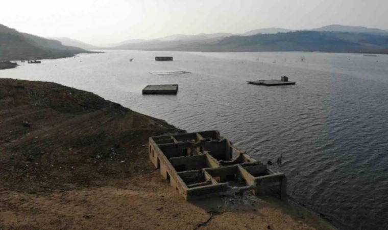 Barajın altında kalan köy kuraklıkla günyüzüne çıktı