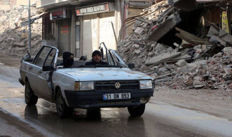 Otomobilini, tavanını kestirerek enkazdan çıkarttırdı: 'Ukraynalı kurtarıcılara söyledim'