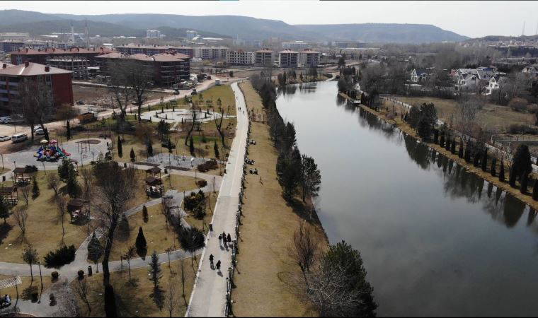 Eskişehir'de sıcak havayı fırsat bilen yurttaşlar sokağa çıktı