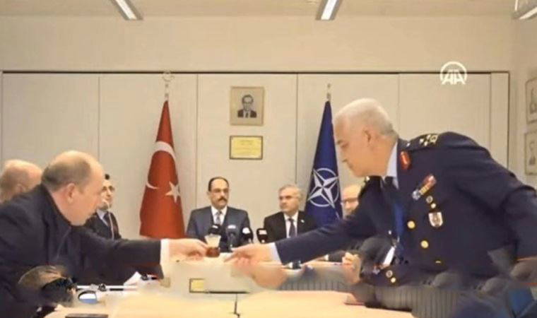 NATO toplantısında tartışma yaratan görüntüler: Tümgeneral Göksel Kahya boş bardakları topladı