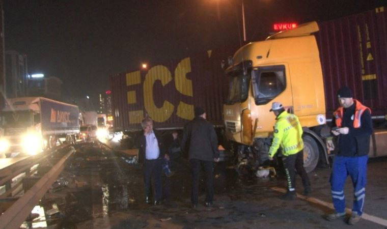 İstanbul'da Basın Ekspres Yolu, tır kazası nedeniyle trafiğe kapandı
