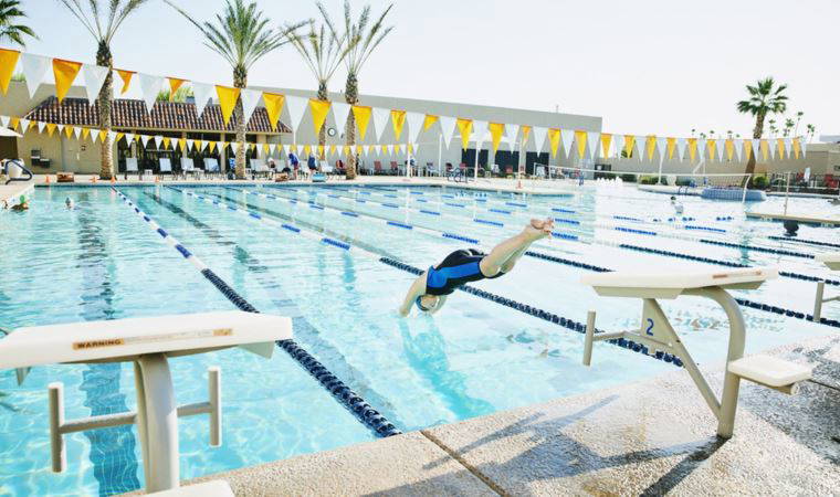 Berlin'de kadınlar, havuzlarda üstsüz yüzebilecek