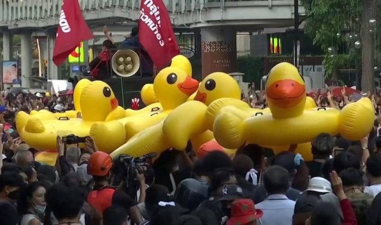 Taylandlı protestocu, Kral'a 'hakaret' iddiasıyla iki yıl hapis cezasına çarptırıldı