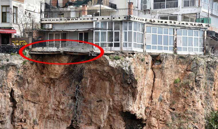 Antalya'da falezlerde oluşan yarık üzerindeki 'ev'