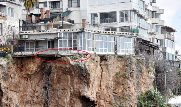 Yarık oluşan kaya üzerindeki evler görenleri korkutuyor