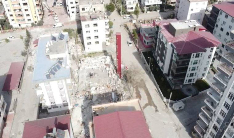 Depremde yıkılan binanın asansör kabini ayakta kaldı