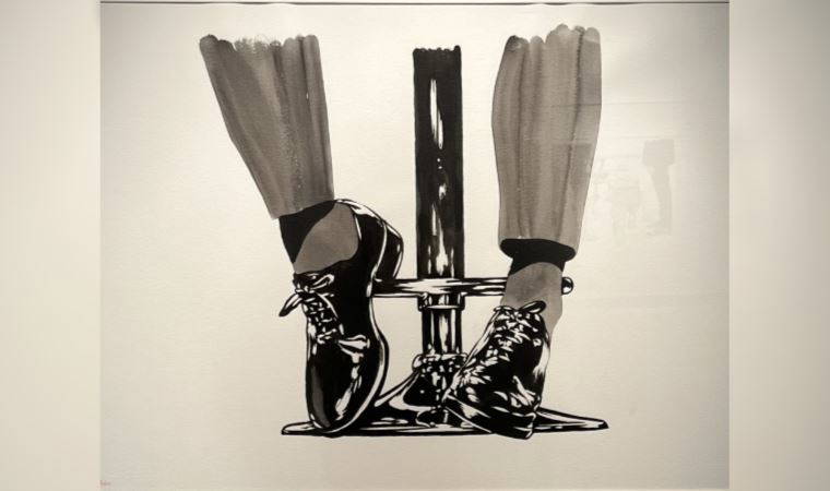 Berke Yazıcıoğlu'nun resim ve grafikle iç içe geçmiş işleri beden ve nesneler odaklı