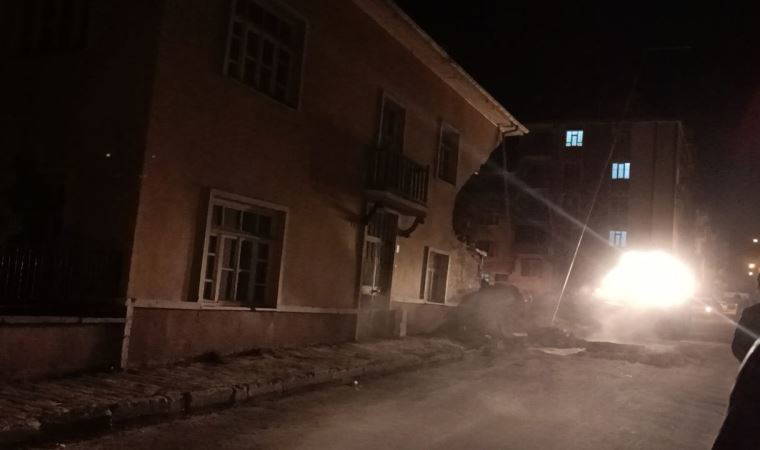 Elazığ'da 'yıkım' kararı alınan binanın bir kısmı çöktü