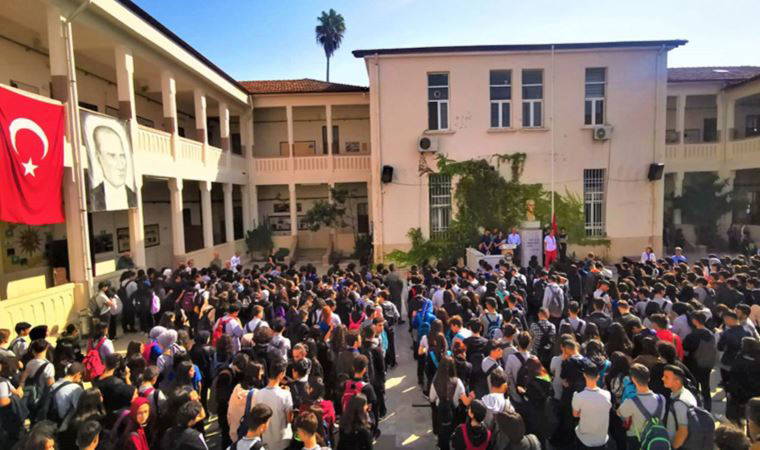 110 yıllık lise depreme dayanamadı!