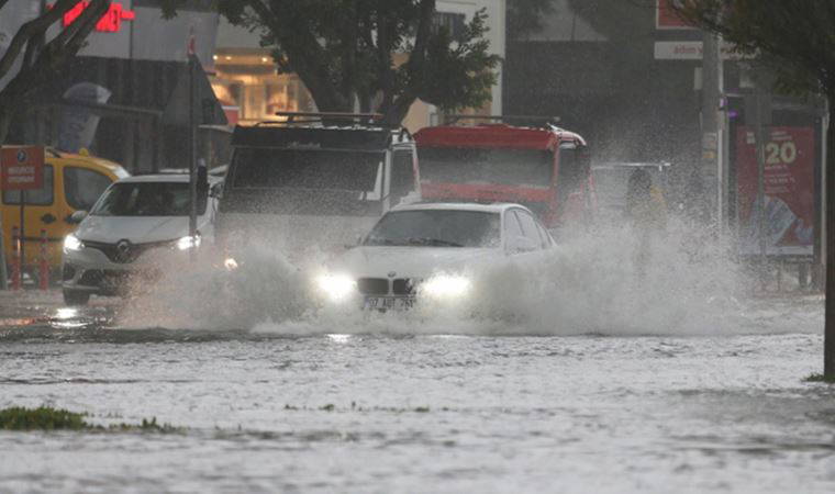 Antalya'da sağanak yağış ve fırtına hayatı olumsuz etkiledi