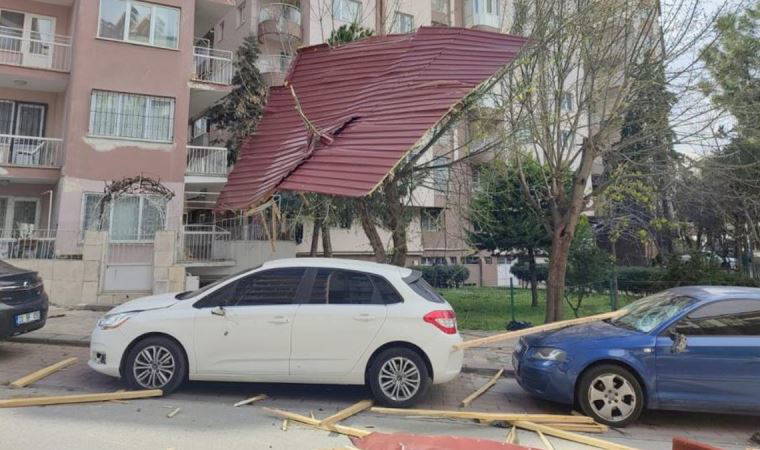 Fırtına evlerin çatısını uçurdu, araçlar hasar gördü
