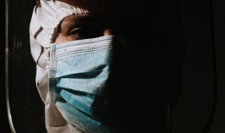 Sağlık çalışanlarının yarısı istifayı düşünüyor