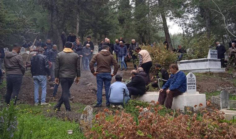 Enkaz başında bekliyordu: Eşinin cenazesi kimsesizler mezarlığında çıktı
