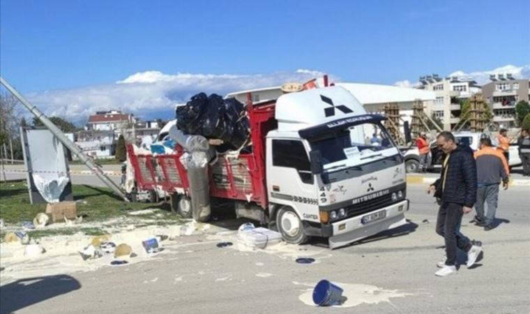 Antalya'da okul servisiyle kamyon çarpıştı: 4'ü öğrenci 5 yaralı