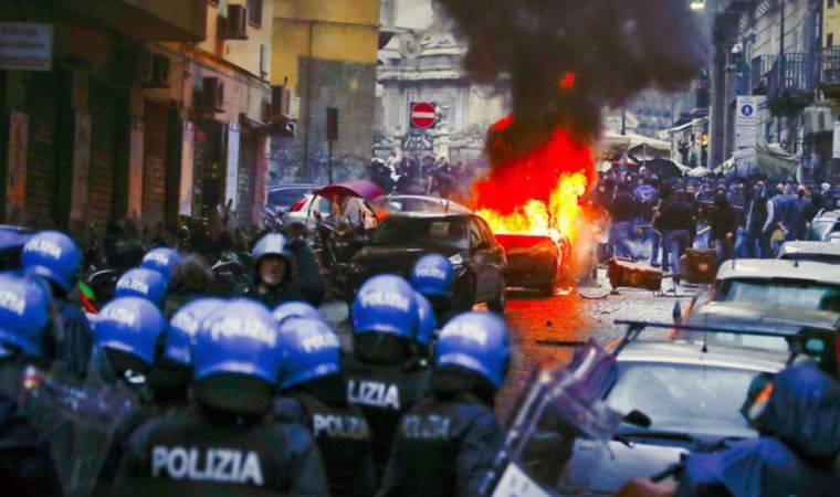 Napoli-Eintracht Frankfurt maçı öncesi Alman taraftarlar polisle çatıştı