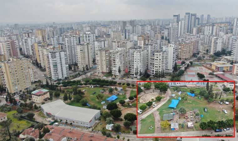 Deprem korkusu yaşayan aile parktaki kamelyayı ev yaptılar