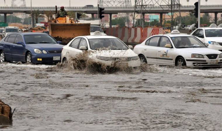 Suudi Arabistan'ı dolu fırtınası vurdu