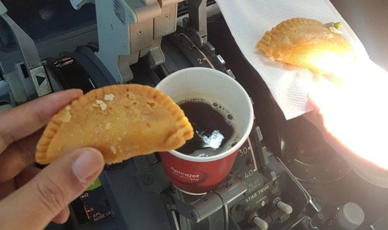 Hindistan'da kokpitte kahve ve tatlı bulundurduğu iddiasıyla 2 pilot görevden uzaklaştırıldı