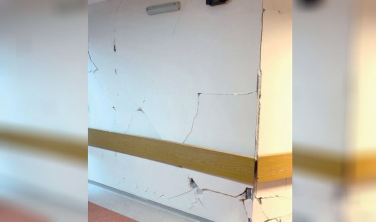 Sağlıkçılar hasarlı hastanede barınıyor