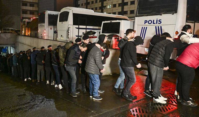 İstanbul'da düzenlenen 'Kökünü Kurutma Operasyonu'nda yakalanan 161 zanlı adliyeye sevk edildi