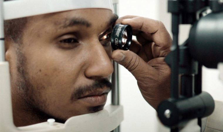 Körlükle karşı karşıya olan hastalara 'sahte umut' vadeden doktorlar