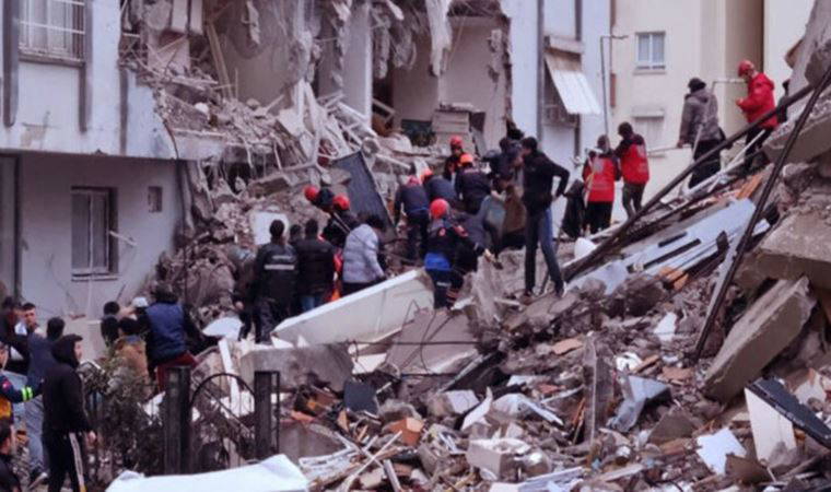 Prof. Dr. Özlü uyardı: Enkaz kaldırma çalışmalarının yanında bulunmayın!