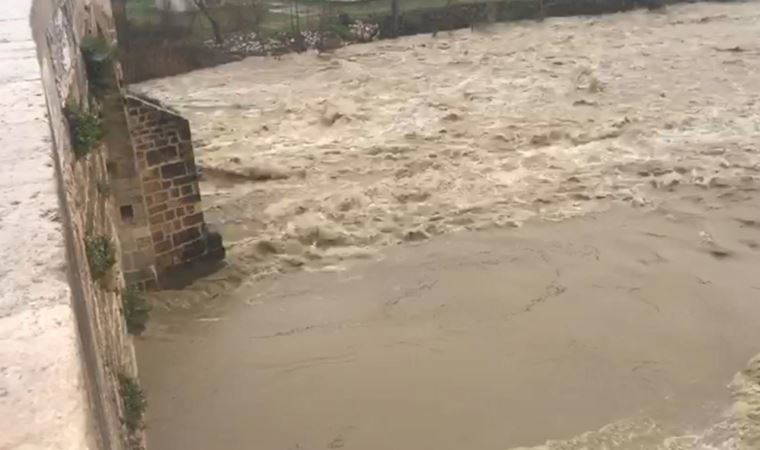 Turuncu kodla uyarılan Antalya'da tarlalar ve yollar göle döndü