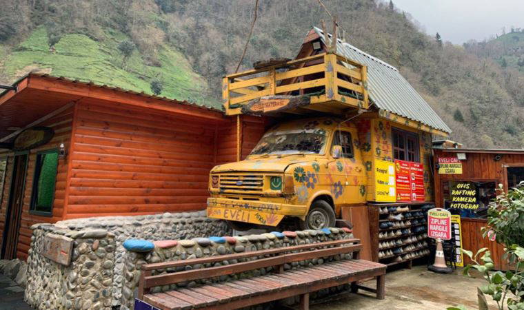 Kamyonet kasasını 'otel odası' yaptı