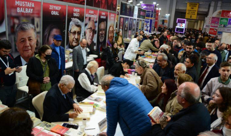 TÜYAP İzmir Kitap Fuarı'nda Cumhuriyet gazetesi yazarları okuyucularıyla bir araya geldi