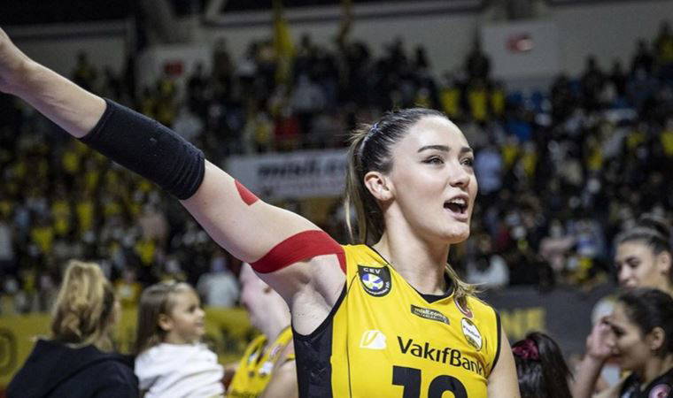 Zehra Güneş, maça depremde hayatını kaybeden voleybolcu Ceren'in formasıyla çıktı