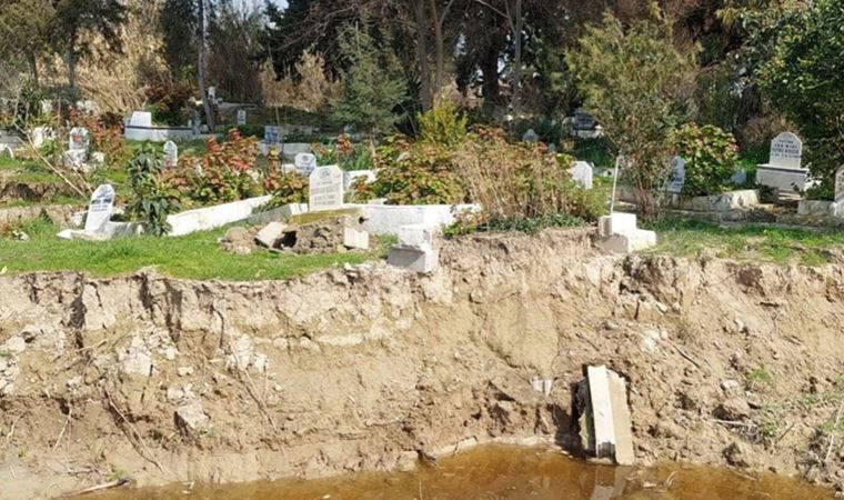 Depremler mezarlığı da tahrip etti: 50 mezarın kaybolduğu iddia edildi