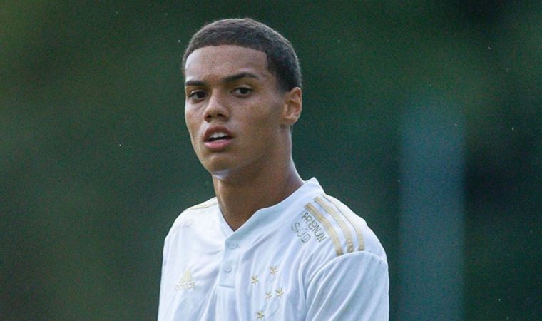 Barcelona, Ronaldinho'nun 17 yaşındaki oğlu Joao Mendes ile sözleşme imzaladı