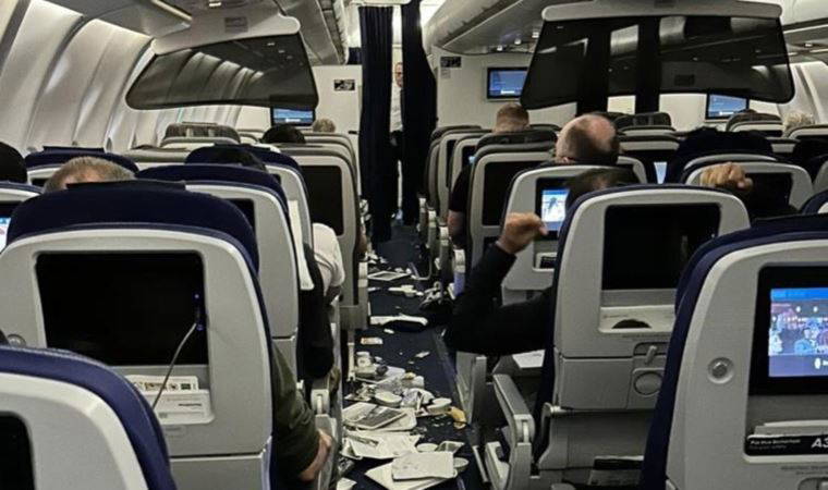 Yıldırım isabet eden uçak acil iniş yaptı