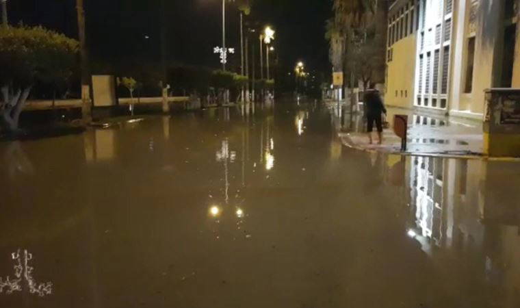 İskenderun'da yine deniz yükseldi: Caddeler göle döndü